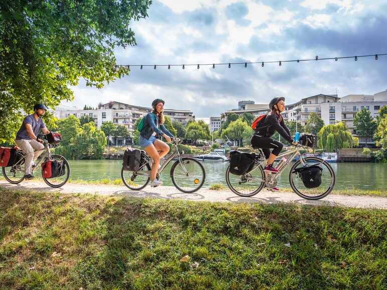Cyclistes sur La Seine à Vélo sur l'île de Chatou