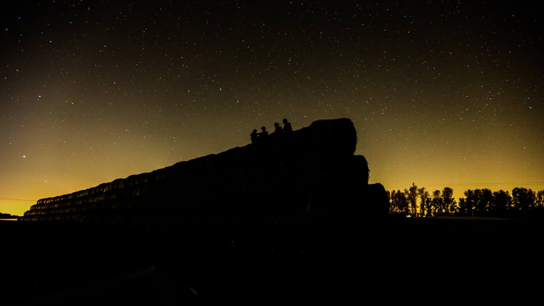 Bivouac en pleine nature entre amis