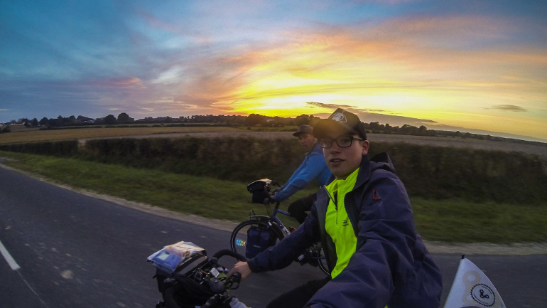 Couché de soleil sur la route à vélo