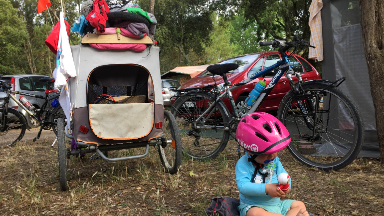 Remorque enfant voyage à vélo en famille