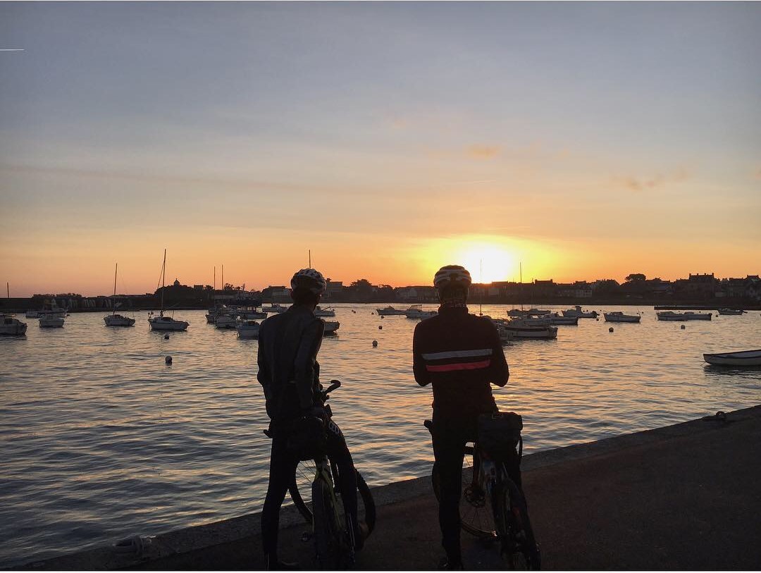 Lever de soleil sur le phare de Roscoff - La Vélodyssée