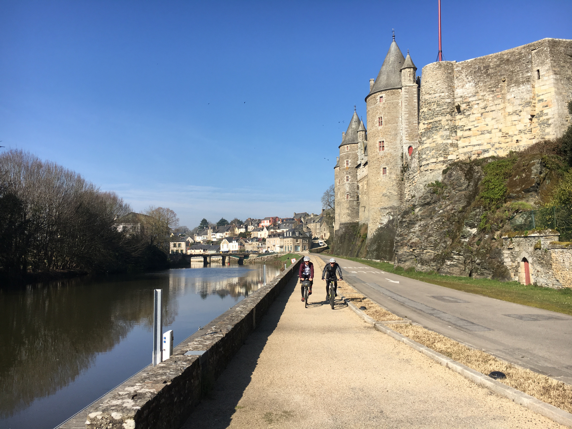 Piste cyclable au bord du Château de Josselin