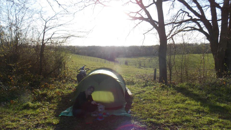 Camping en pleine nature entre Paris et Londres à vélo