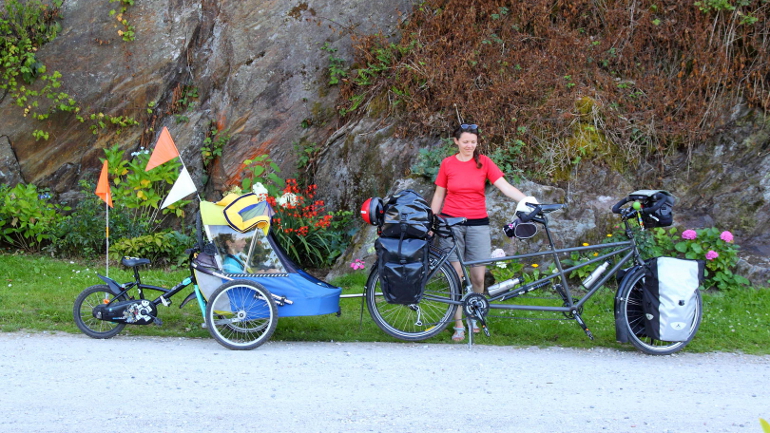 tandem-remorque-trailer-voyage-a-velo-famille.JPG