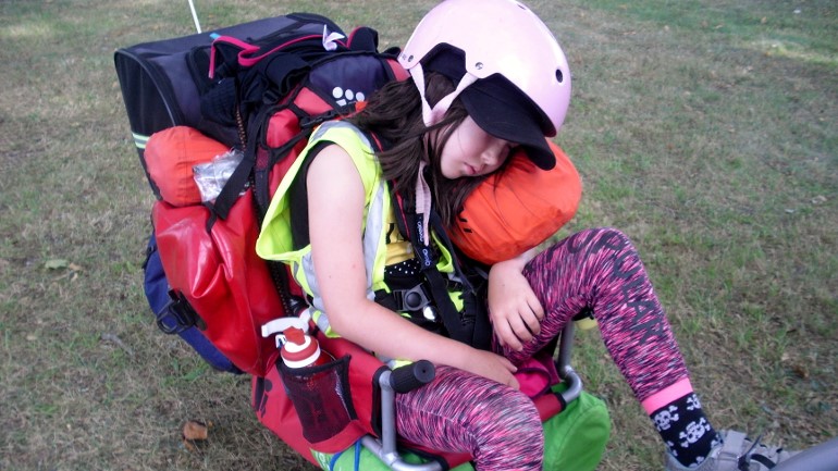 Enfant lors d'un voyage à vélo en tandem