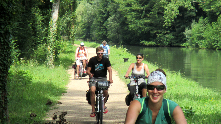 Famille et amis en voyage à vélo