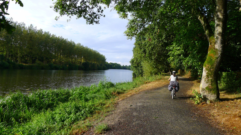 Voie verte le long de la Mayenne sur la vélo francette