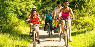 Famille à sale vélo