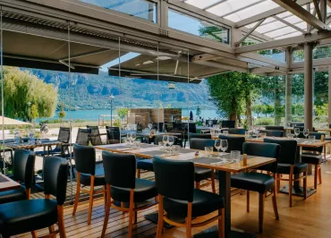 Salle principale avec vu lac