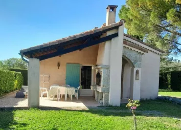 Maison indépendante avec espace extérieur privé et terrasse couverte.