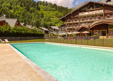 La piscine et l'hôtel La Chemenaz