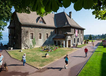 Vue de l'office de tourisme de Thonon de l'extérieur en été