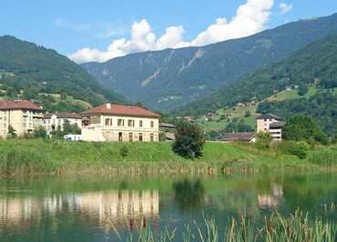 Les locaux depuis le Parc des Berges de la Chaise