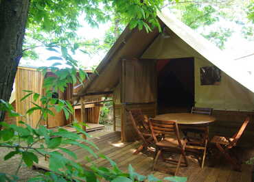 Terrasse et cabane sanitaire