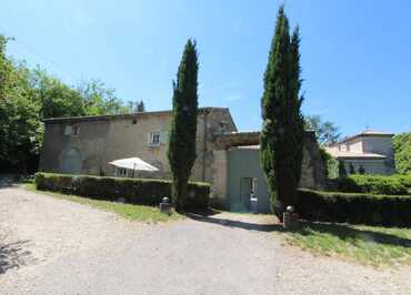 Gîte , batiment ou il y a le parasol 