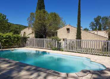 Le gîte et sa piscine