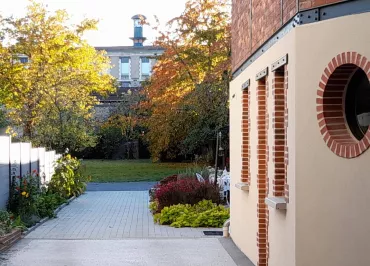 ENTRÉE DE LA PROPRIÉTÉ AVEC VUE SUR LE PARKING