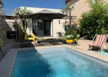 Le gîte et sa piscine