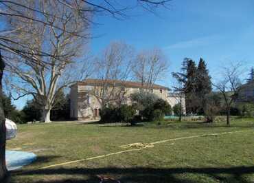 Vue d'ensemble du domaine avec la bâtisse, le jardin et la piscine