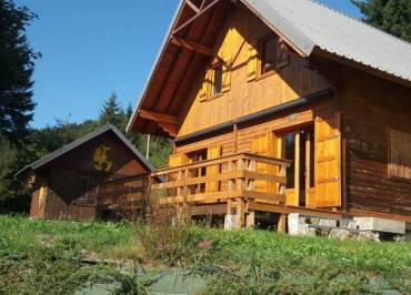 Vu extérieure du chalet en été soleil