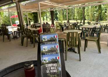 Terrasse ombragée avec la documentation