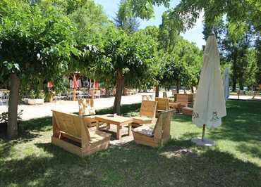 Espace détente ombragée avec salon de jardin