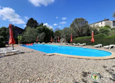 Le Mas Boyer grand parc arboré avec piscine commune
