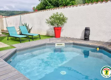 Jardin privatif clôturé avec salon de jardin, coin détente et piscine