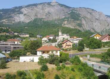 Vue sur le village de Saint-Martin-d'Arc et sur le Fort du Télégraphe