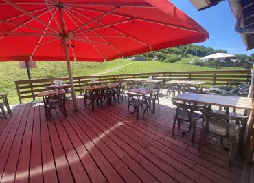 Notre vaste terrasse vous accueille pour profiter de votre pause