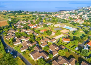Vue aérienne du camping et du village vacances Azureva