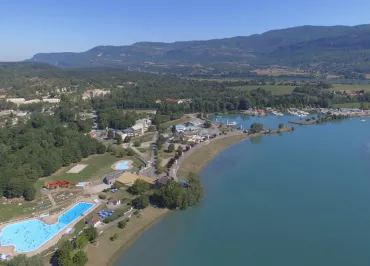 Vue aérienne de la base de loisirs située sur le passage de ViaRhôna