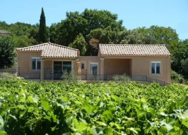 Gite vu de l'ouest (un seul gite visible sur la photo)