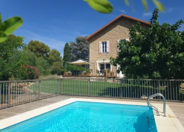 Location de gîtes avec piscine Château de la Pascalette