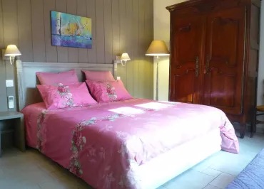 Une chambre spacieuse et confortable, avec salle de bain et wc privés