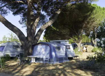 Emplacement nu pour camping car et caravane