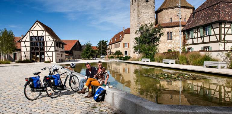 Résultat de recherche d'images pour "cyclistes et maisons à colombages""