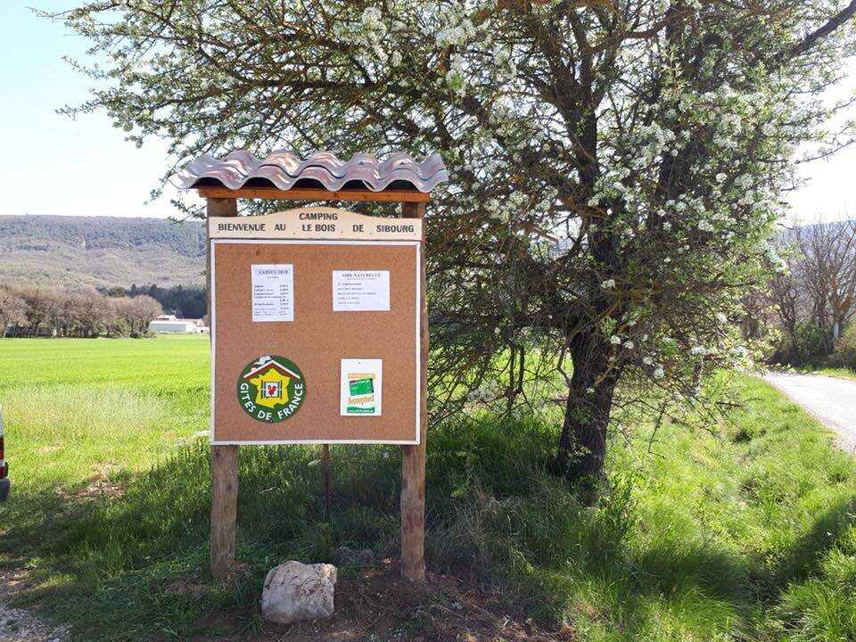 Aire naturelle Le Bois de Sibourg, Campings à Céreste
