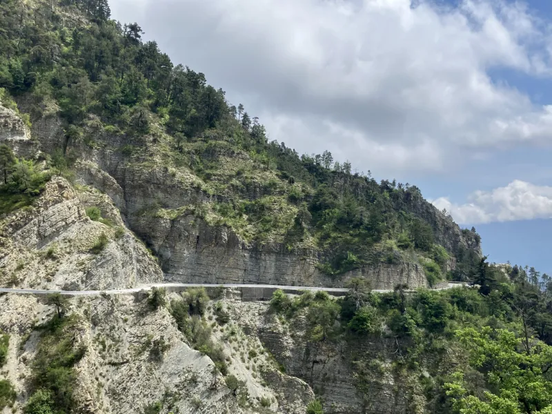 La D27 à flanc de montagne