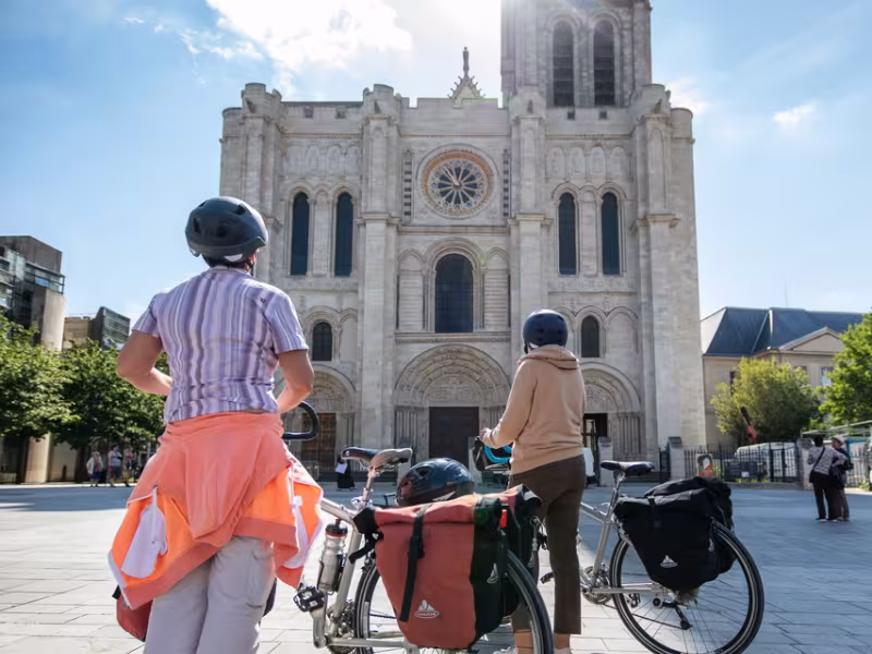 A vélo devant la basilique Saint-Denis