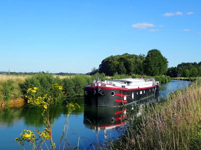 Péniche sur le canal près d'une écluse