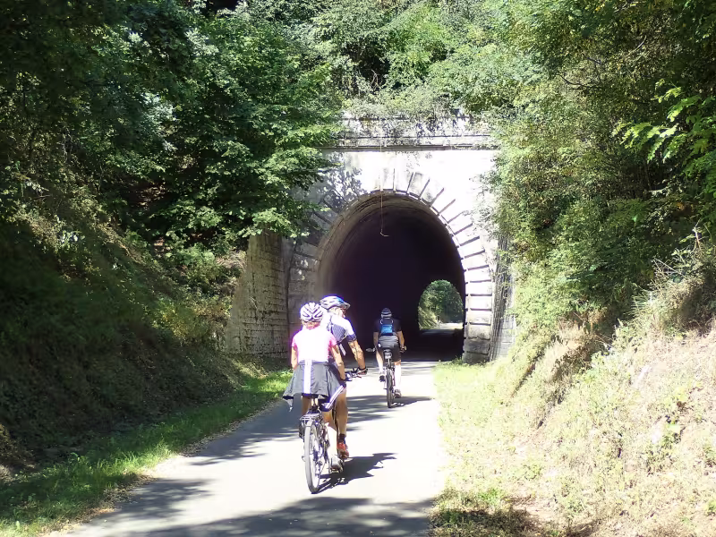 Tunnel sur la voie des vignes (voie verte autunoise)