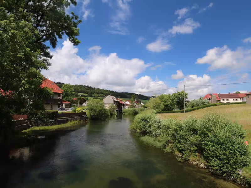 Le Doubs qui coule aux abords de Mouthe