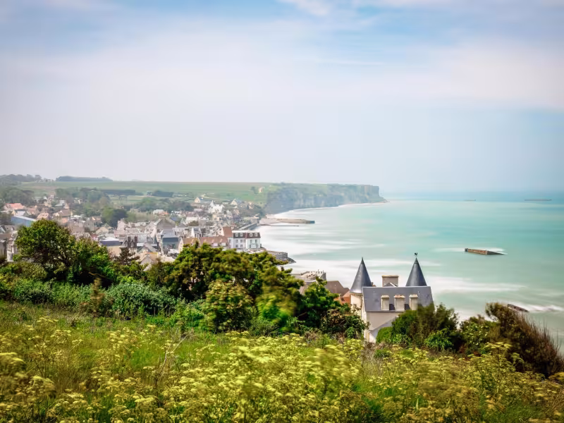 Vue sur Arromanches-les-Bains et son port artificiel