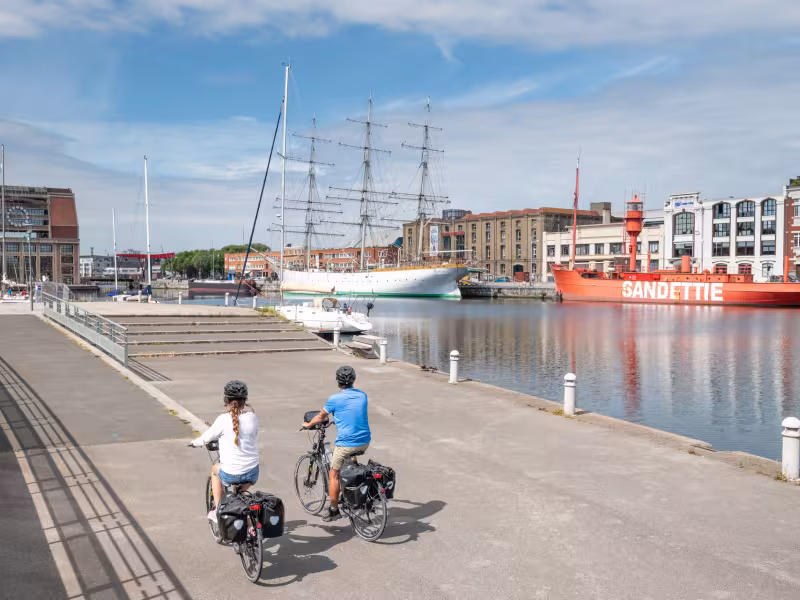 Sur le port de Dunkerque à vélo