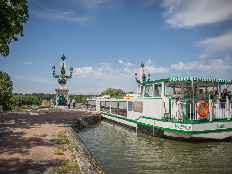 Passage d'un bateau sur le pont canal de Briare