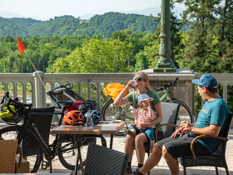 Café sur le Boulevard des Pyrénées, Pau - La Vélidéale