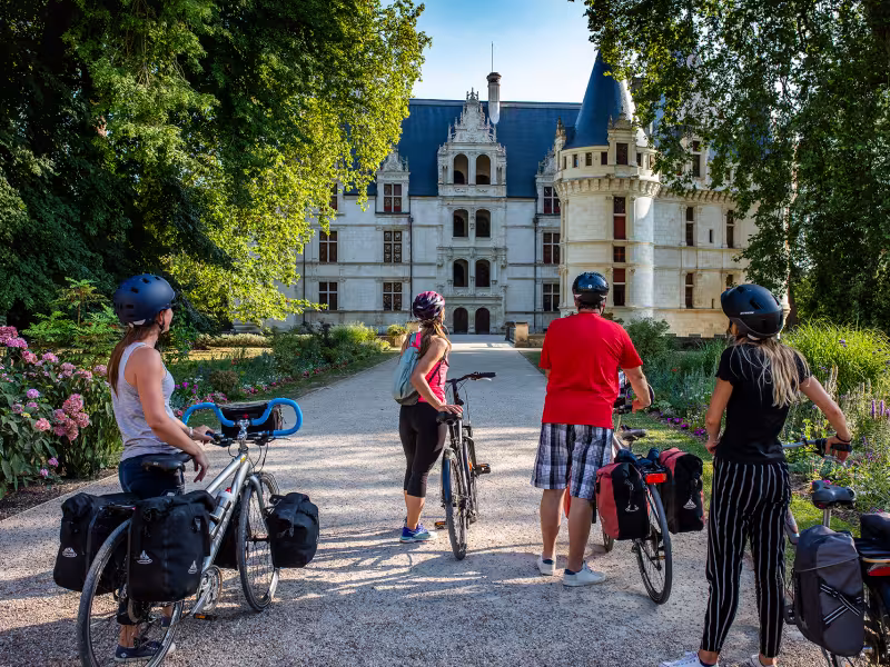 Cyclistes devant l'entrée du château d'Azay-le-Rideau