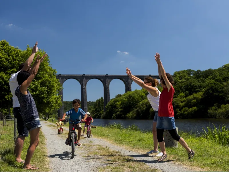 Sur le chemin de halage à vélo vers Chateaulin
