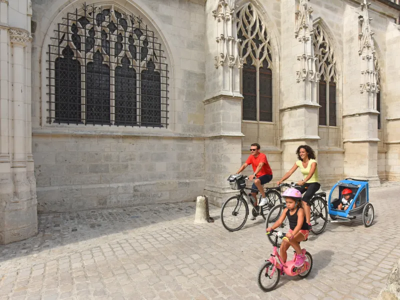 À vélo à Cléry-Saint-André, devant la basilique